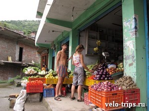 India, Himalaya. Vegetables shop.