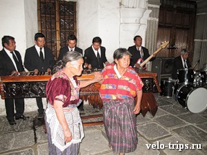 Grannies and marimba in Atitlan