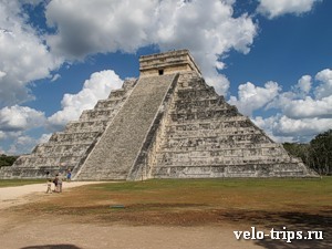 Mexico, Chichen-Itza. Main pyramid from other point of view