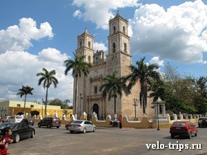 Mexico, Valliadolid. Main square with church