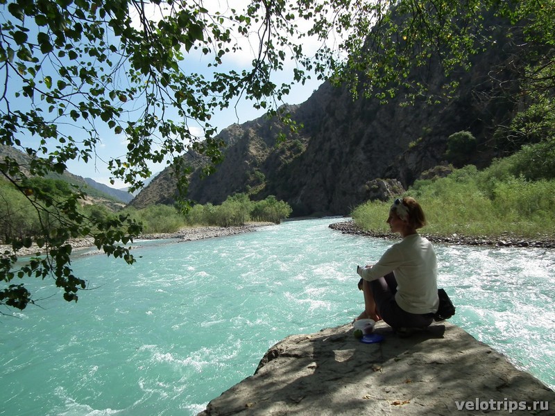 Tajikistan, Rufigar. Rest on the stone of the mountain river