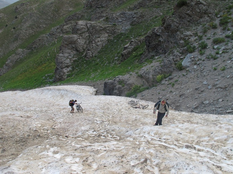 Tajikistan, Rost pass. On slipping snow with rucksacks