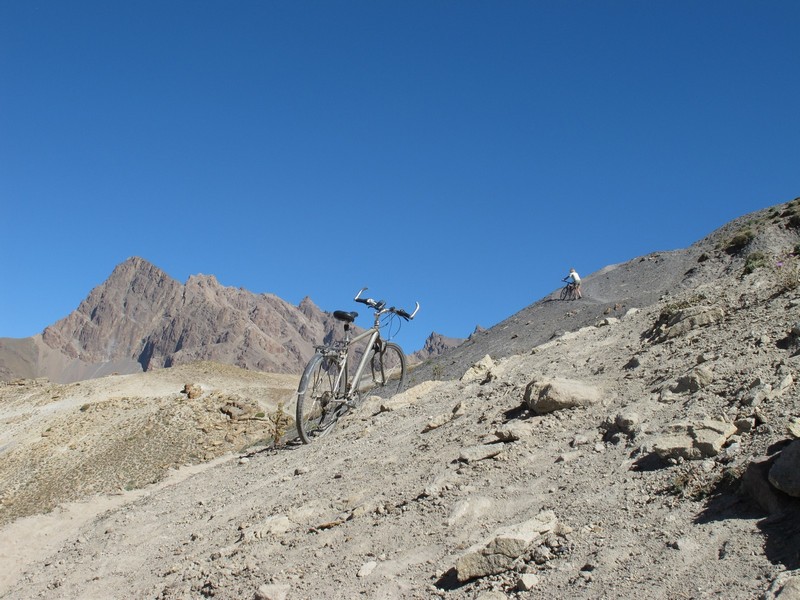Tavasang pass. Climbing up with bicycle