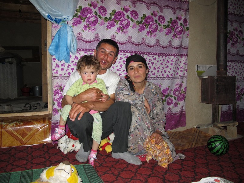 Tavasang pass. Tajik family - man, woman, child