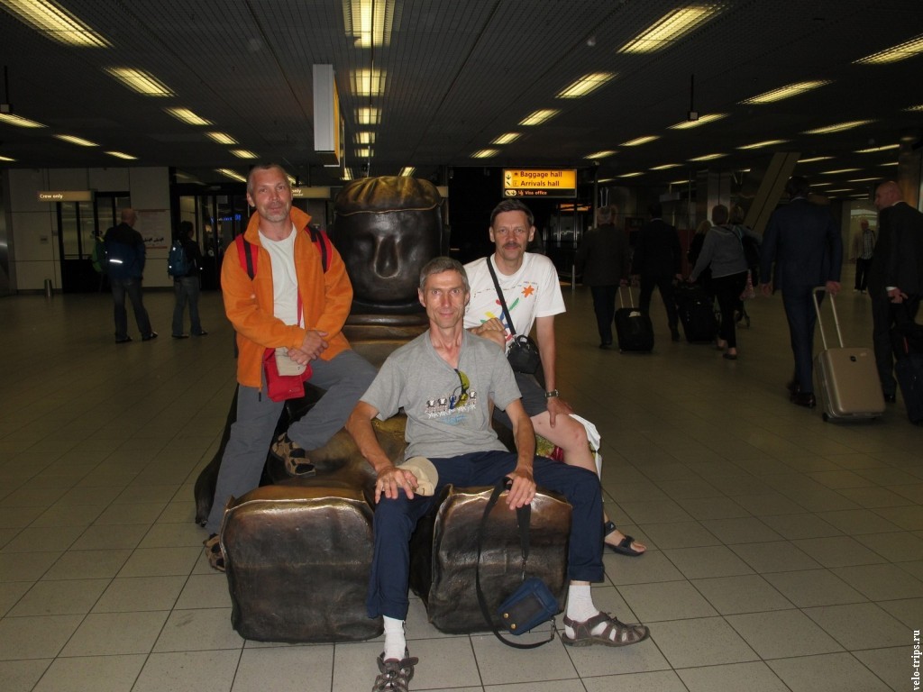 Пока культурная часть группы мажется кремами в дьютикам аэропорта Франкфурта, другая часть залезает на исторические памятники аэропорта Амстердама и фотографируется на них.