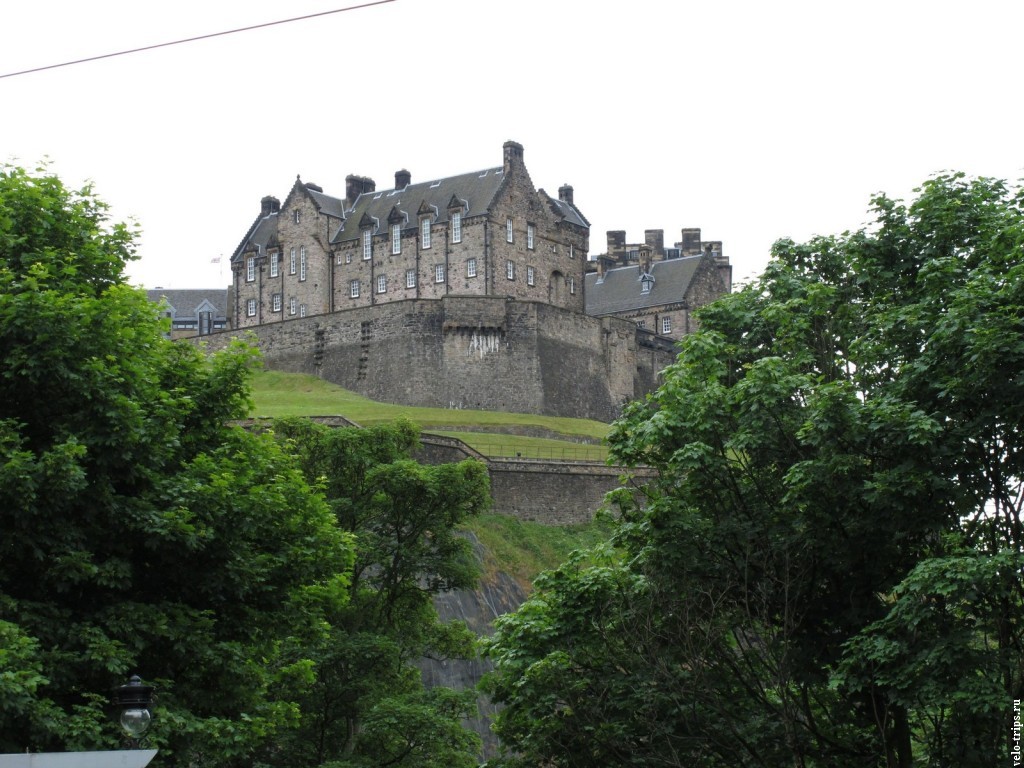 Эдинбургский замок смотрит на нас с высоты птичьего полета