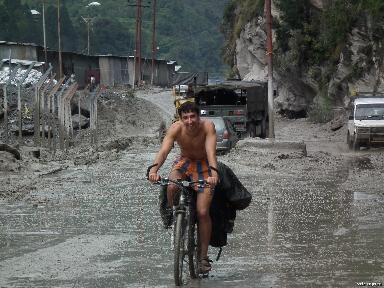 Dirty road to Rekong Peo, Himalaya
