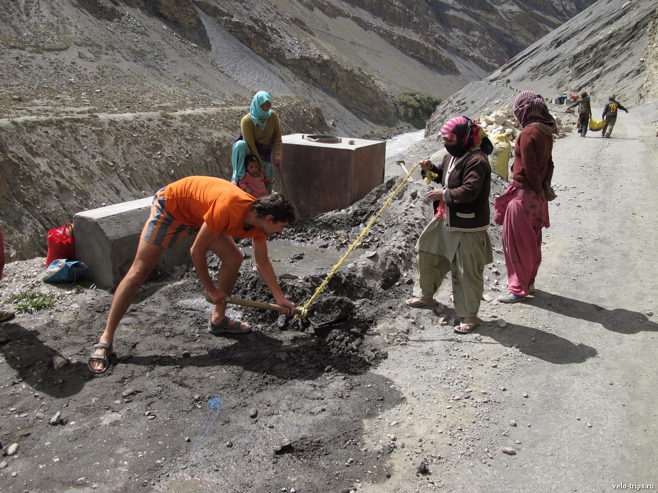 Repairing road along Spiti river in Himalaya
