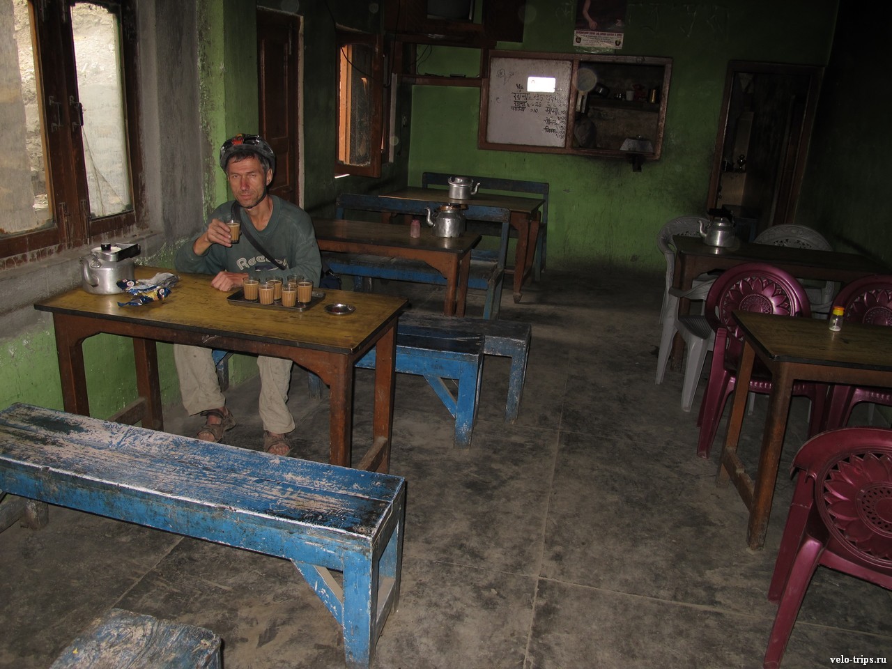 Drinking tea in Himalaya dhaba