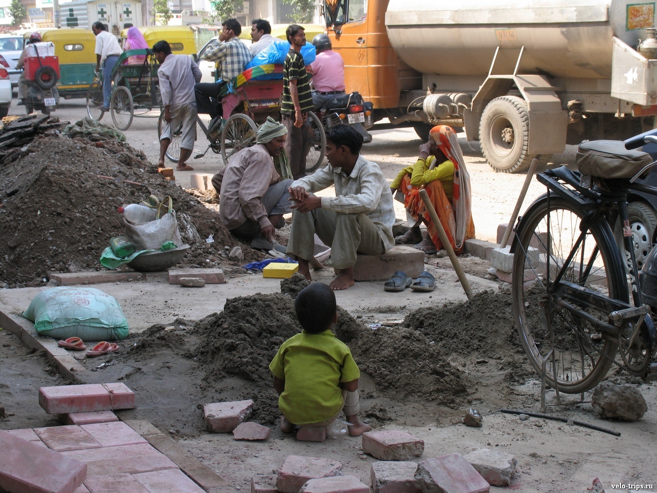 Road repair in Delhi, India