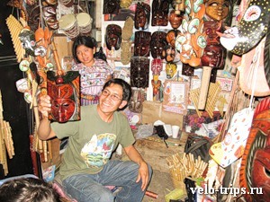Продавец масок на рынке в Антигуа