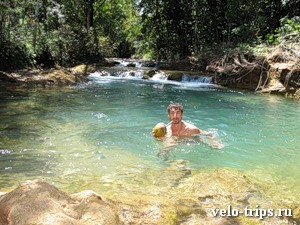 Mexico, Aqua Azul waters with coconut
