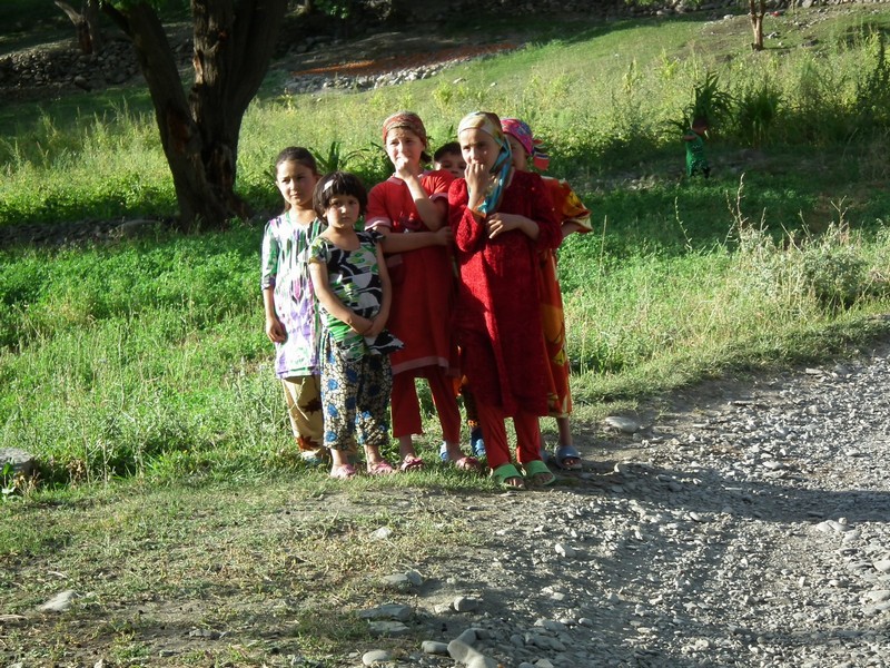 Tajikistan, Zeravshan river. Kishlak girls