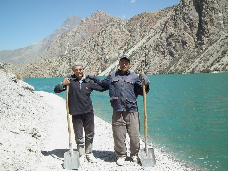Marguzor lakes. Tajiks with shovels.
